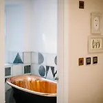 The White House - Off-site Health Club & 2 Minute Walk Away 5*