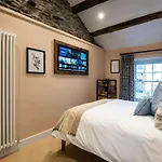 Guest house The White House - Off-site Health Club & 2 Minute Walk Away