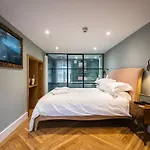 The White House - Off-site Health Club & 2 Minute Walk Away