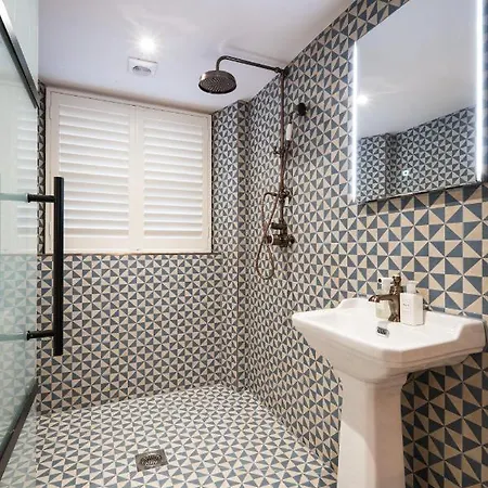 The White House - Off-site Health Club & 2 Minute Walk Away 게스트하우스 5*