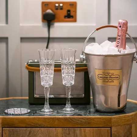The White House - Off-site Health Club & 2 Minute Walk Away 5*