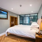 Penzion The White House - Off-site Health Club & 2 Minute Walk Away