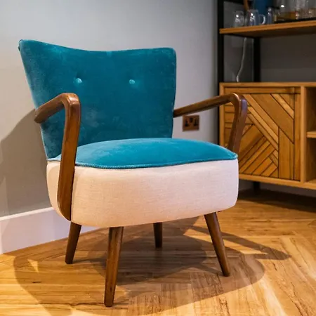 Guest house The White House - Off-site Health Club & 2 Minute Walk Away 5*