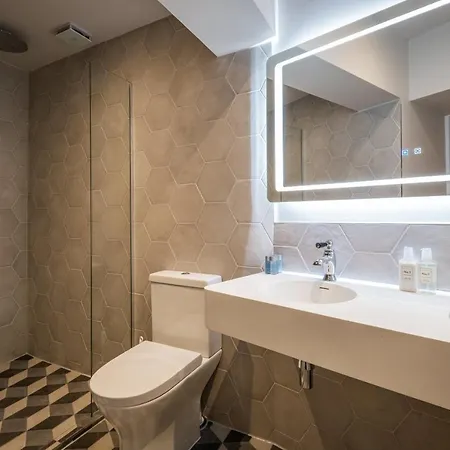 Pensjonat The White House - Off-site Health Club & 2 Minute Walk Away 5*