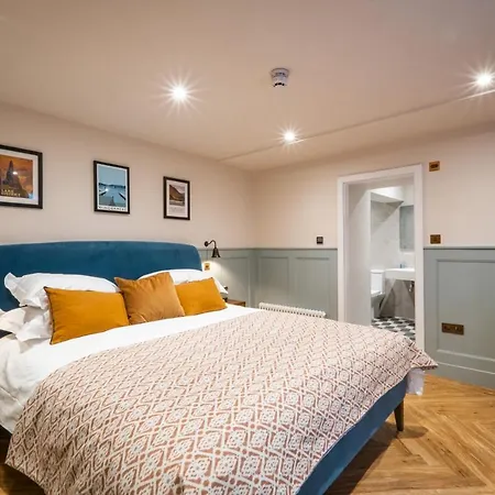 게스트하우스 The White House 5*