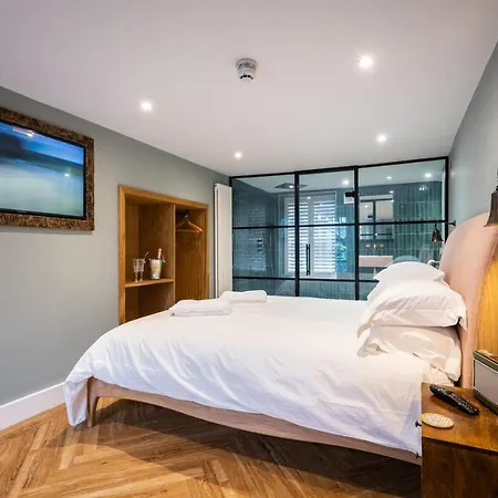 Guest house The White House - Off-site Health Club & 2 Minute Walk Away