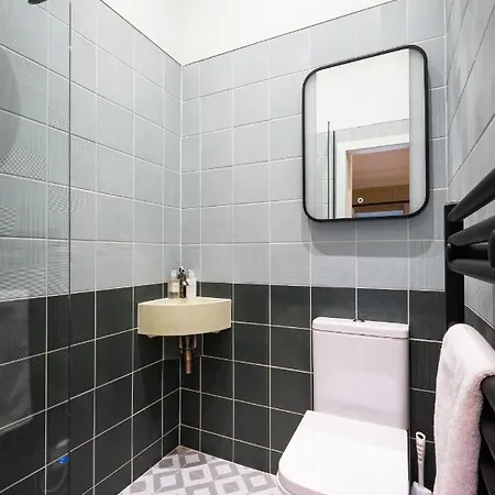 Guest house The White House - Off-site Health Club & 2 Minute Walk Away 5*