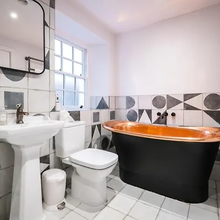 The White House - Off-site Health Club & 2 Minute Walk Away