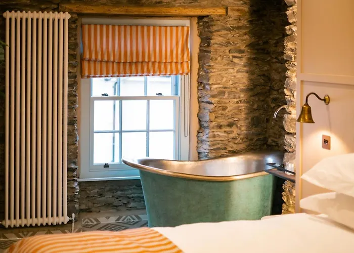 Guest house The White House - Off-site Health Club & 2 Minute Walk Away