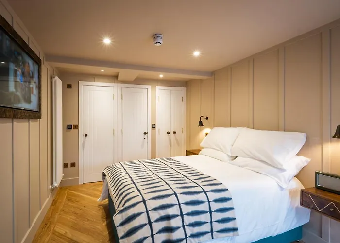 Guest house The White House - Off-site Health Club & 2 Minute Walk Away Bowness-on-Windermere