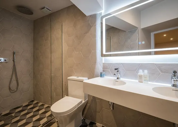 Guest house The White House - Off-site Health Club & 2 Minute Walk Away 5*