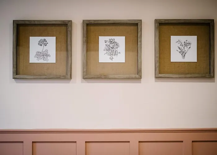 The White House - Off-site Health Club & 2 Minute Walk Away Guest house