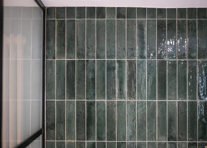 Guest house The White House - Off-site Health Club & 2 Minute Walk Away 5*