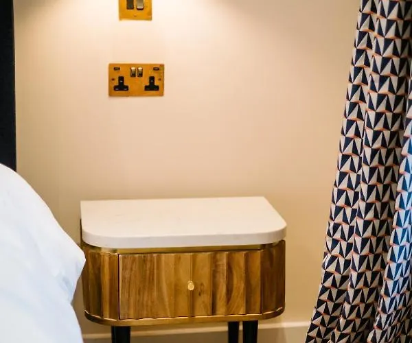 Guest house The White House - Off-site Health Club & 2 Minute Walk Away 5*