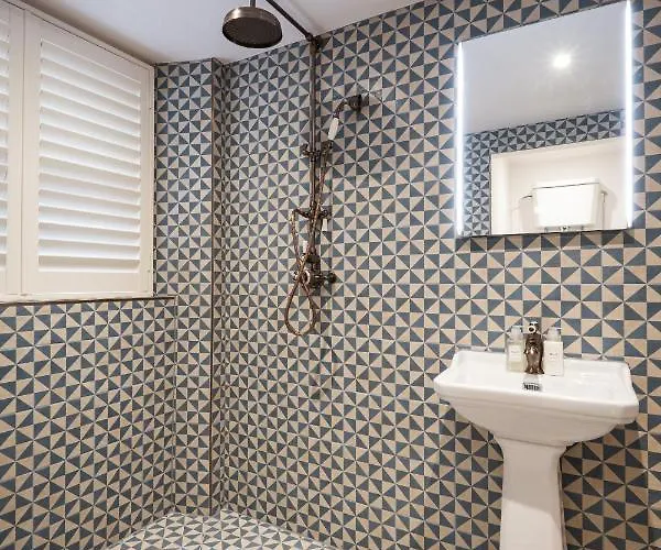 Guest house The White House - Off-site Health Club & 2 Minute Walk Away Bowness-on-Windermere