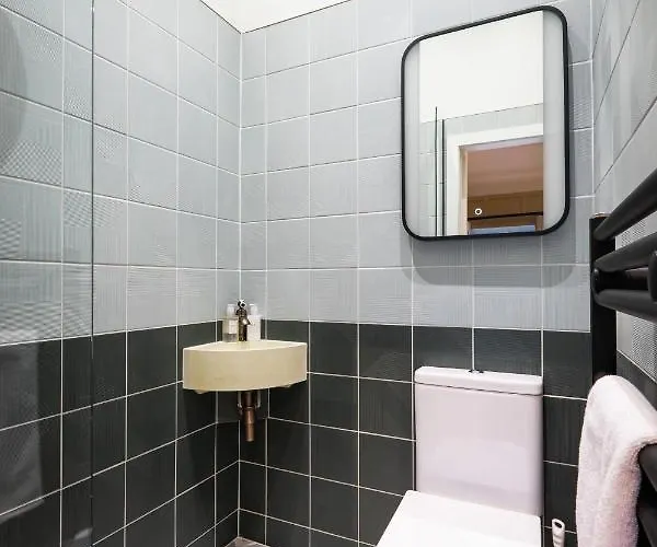 Guest house The White House - Off-site Health Club & 2 Minute Walk Away 5*