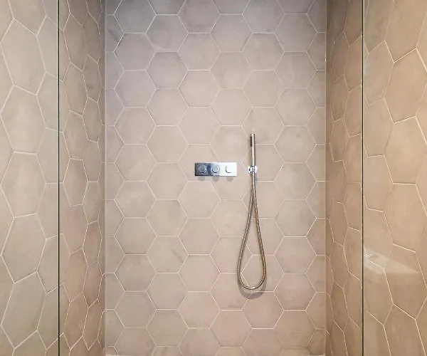 Guest house The White House - Off-site Health Club & 2 Minute Walk Away