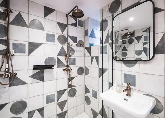 The White House - Off-site Health Club & 2 Minute Walk Away Guest house 5*