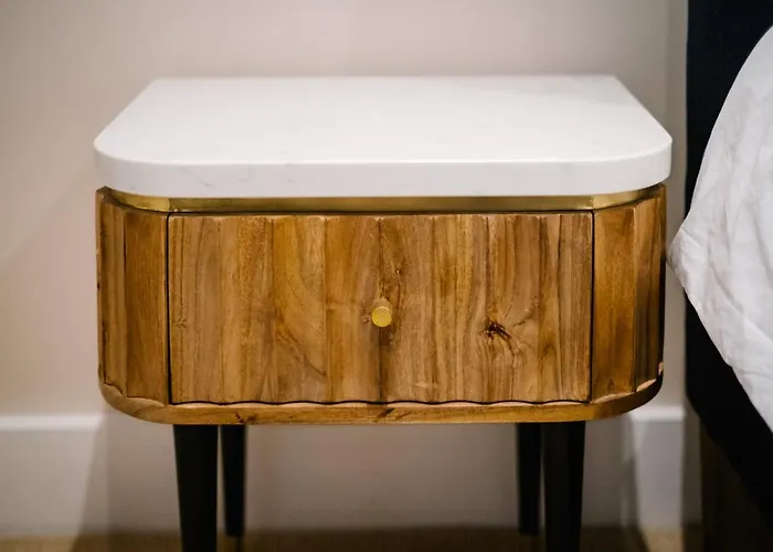 The White House - Off-site Health Club & 2 Minute Walk Away Guest house