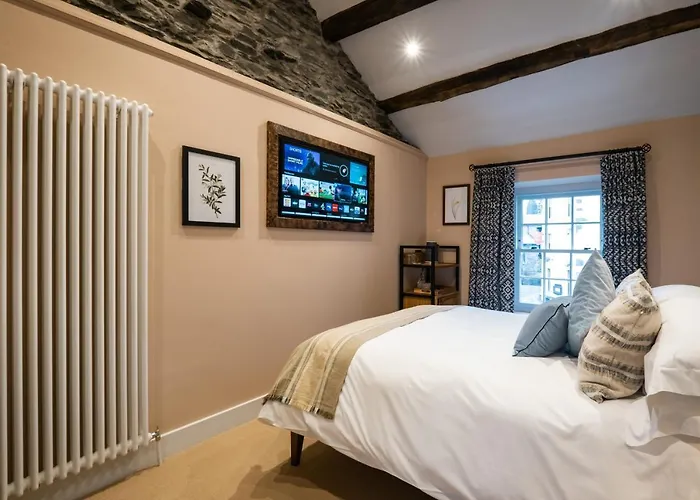 Guest house The White House - Off-site Health Club & 2 Minute Walk Away