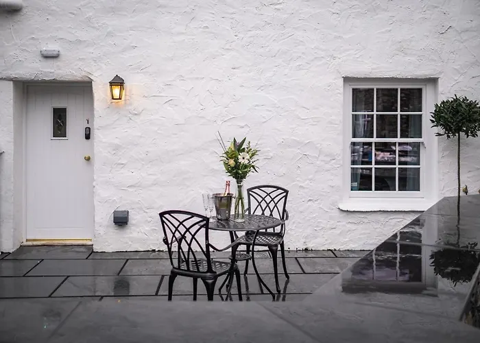 Guest house The White House - Off-site Health Club & 2 Minute Walk Away