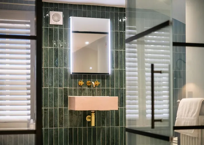 The White House - Off-site Health Club & 2 Minute Walk Away Guest house