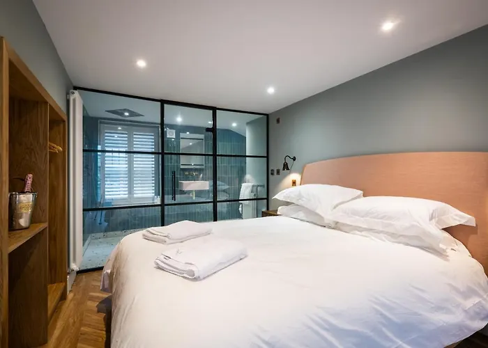 The White House - Off-site Health Club & 2 Minute Walk Away Guest house