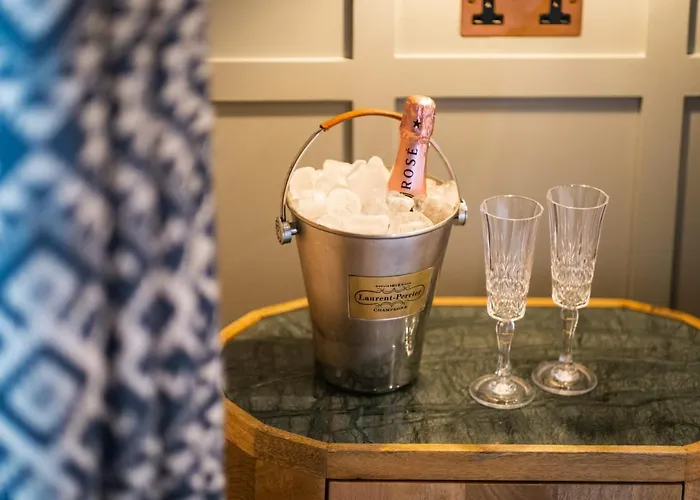 The White House - Off-site Health Club & 2 Minute Walk Away Bowness-on-Windermere