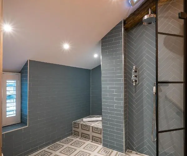 The White House - Off-site Health Club & 2 Minute Walk Away