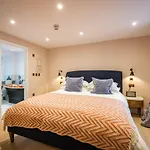 The White House - Off-site Health Club & 2 Minute Walk Away Konukevi Bowness-on-Windermere