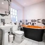 The White House - Off-site Health Club & 2 Minute Walk Away
