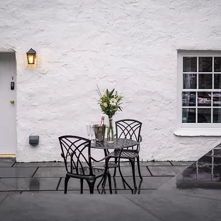 بيت ضيافة The White House - Off-site Health Club & 2 Minute Walk Away