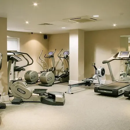 The White House - Off-site Health Club & 2 Minute Walk Away