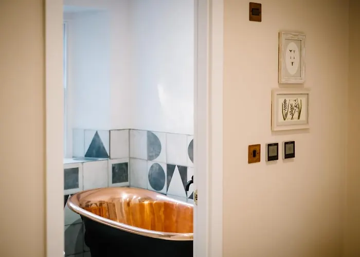 The White House - Off-site Health Club & 2 Minute Walk Away 5*