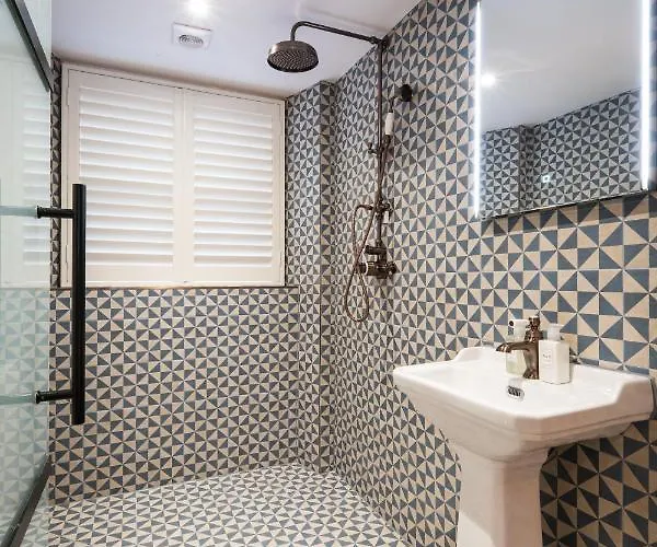 The White House - Off-site Health Club & 2 Minute Walk Away بيت ضيافة 5*