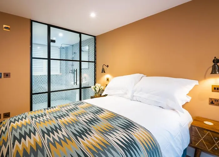 The White House - Off-site Health Club & 2 Minute Walk Away باونيس أون وينديرمير