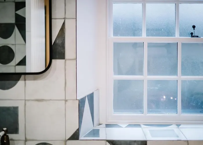 بيت ضيافة The White House - Off-site Health Club & 2 Minute Walk Away باونيس أون وينديرمير