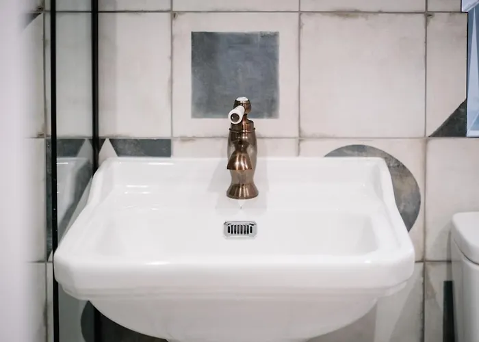 The White House - Off-site Health Club & 2 Minute Walk Away باونيس أون وينديرمير