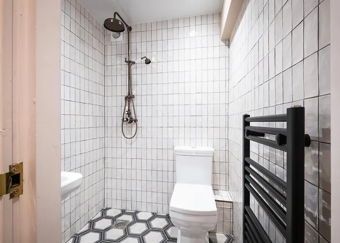 The White House - Off-site Health Club & 2 Minute Walk Away باونيس أون وينديرمير