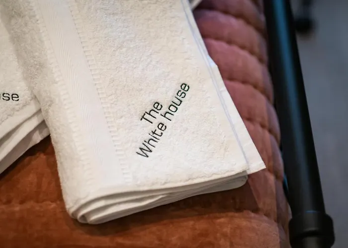 بيت ضيافة The White House - Off-site Health Club & 2 Minute Walk Away