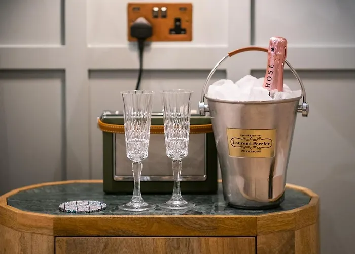 The White House - Off-site Health Club & 2 Minute Walk Away 5*