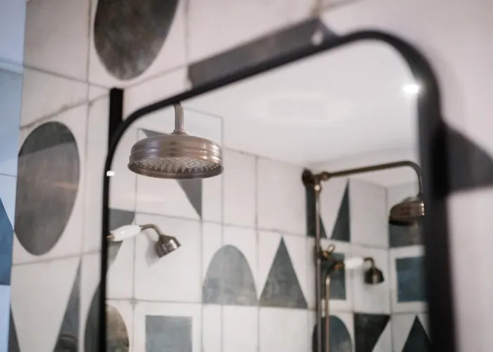 The White House - Off-site Health Club & 2 Minute Walk Away بيت ضيافة 5*