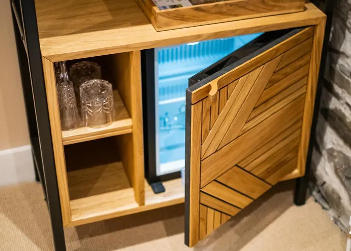 The White House - Off-site Health Club & 2 Minute Walk Away بيت ضيافة 5*