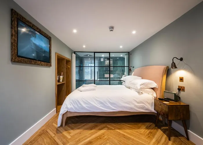 The White House - Off-site Health Club & 2 Minute Walk Away