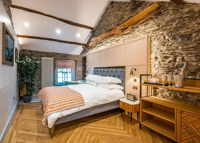 بيت ضيافة The White House - Off-site Health Club & 2 Minute Walk Away