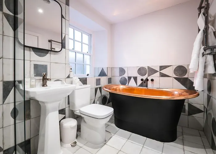 The White House - Off-site Health Club & 2 Minute Walk Away