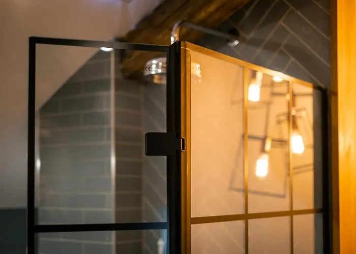 The White House - Off-site Health Club & 2 Minute Walk Away بيت ضيافة 5*