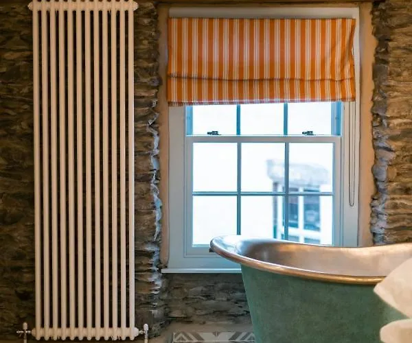 بيت ضيافة The White House - Off-site Health Club & 2 Minute Walk Away