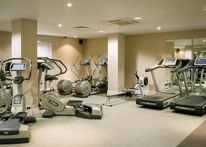 The White House - Off-site Health Club & 2 Minute Walk Away